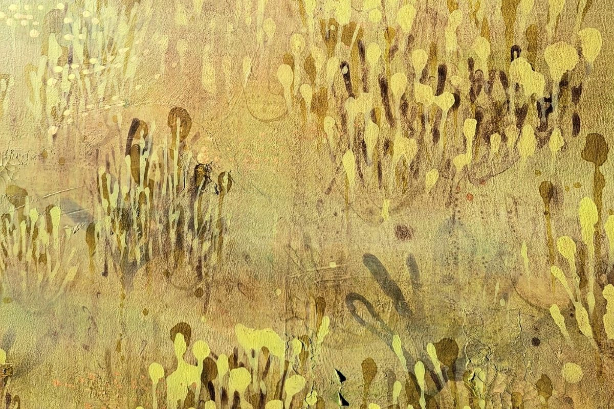 In deze expositie ontmoeten de schilderijen van Janneke van Oosteren en de maritieme diorama’s van Erik Smit elkaar. Beelden die ontstaan uit lagen, texturen, samengestelde vormen en materialen. Ze verwijzen naar de zee, zonder deze letterlijk vast te willen leggen. Organische structuren, wuivend wier en verscholen wezens onder water duiken op. Tegelijk ontvouwen zich lichte, open sferen die de grootsheid, uitgestrektheid of de dreiging van de zee in zich dragen. Tussen hemel en zeebodem neemt je mee de diepte in en nodigt uit tot het fantaseren van een werkelijkheid die niet bestaat en juist daardoor blijft bewegen, verschuiven en zich steeds opnieuw laat lezen.